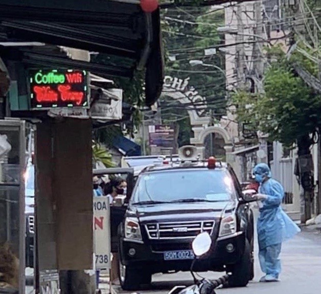 Khử khuẩn khu vực nơi bệnh nhân 25 tuổi sinh sống